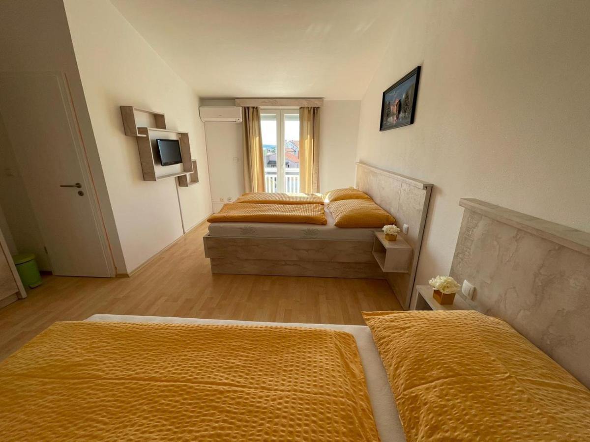 Dreibettzimmer mit Balkon